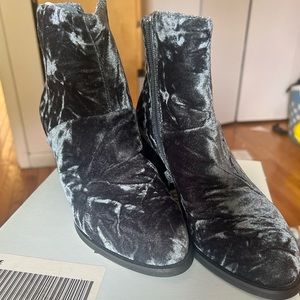 Worn once, crushed blue velvet Anthropologie Sz 5 boots